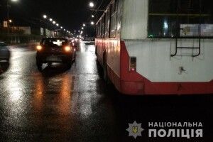 У Луцьку, поки водій ремонтував тролейбус, його... збила машина (Фото)