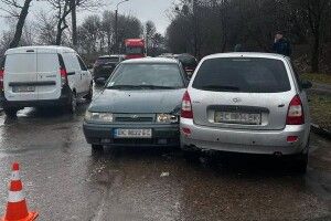 Водій помер за кермом: у Львові потрійна ДТП