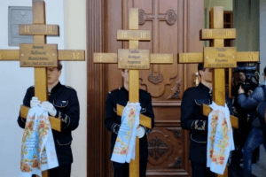 В Одесі попрощалися із 3-місячною Кірою, її мамою і бабусею, які загинули внаслідок удару ракети росії (Фото)