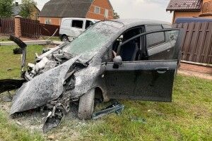 На Волині легковик вибив паркан і побив припарковані біля хати буси (Фото)