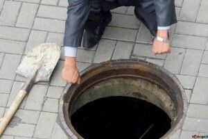 У Володимирі-Волинському жінка впала в люк і померла