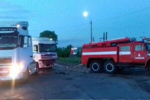 Пасажир і водій легковика потрапили в лікарню після зіткнення з вантажівкою