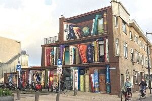 На фасаді будинку —  улюблені книги його мешканців