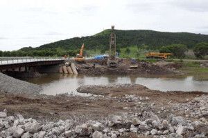 П’яний водій сховався від поліції у річці і простояв там шість годин 