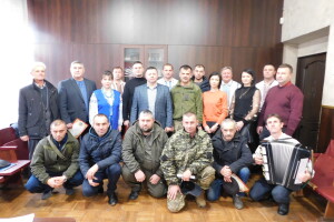 У блокноті волинського волонтера – прізвище кожного атовця району, його номер телефону, розмір одягу, взуття…