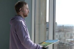 У Луцьку ветеран з ампутаціями рук презентує виставку картин (Відео)