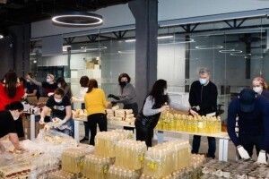 Порошенки з волонтерами зібрали 2 тисячі продуктових наборів для допомоги людям із вразливих груп