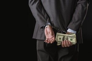 Волинського митника судитимуть за вимагання й одержання неправомірної вигоди