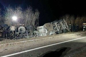 Масова ДТП: зіткнулися бензовоз, поліцейський автомобіль і чотири легковики (Фото)