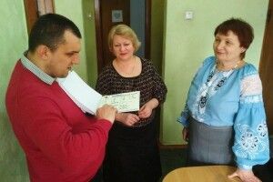 Луцькій бібліотеці передали дитячу книжку для незрячих