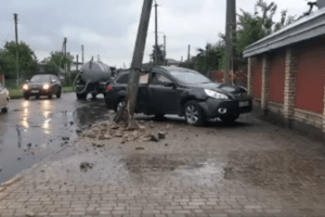 У Володимирі-Волинському автомобіль розтрощив стовпа (Відео, фото)