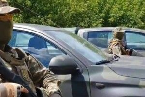 Порошенко привіз на схід десантникам 25-ї бригади пікапи і спорядження