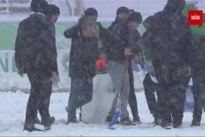 Футбольний матч зупинили – сніговика зліпили!
