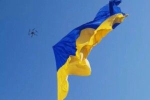 Над Рівним сьогодні літав велетенський прапор (Відео)
