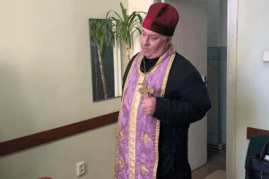 Священник під час освячення квартир вкрав вазон, а дяк сховав (Фото)