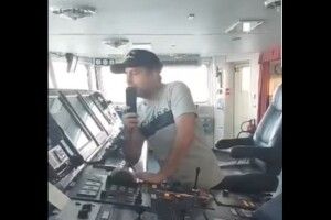«Російський коребаль, йди нах**, користуйтесь веслами»: грузинський буксир відмовила росіянам у паливі і буксуванню (Відео)