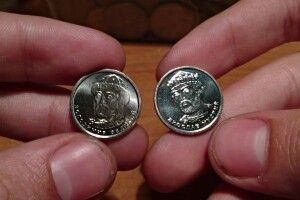 Зеленського просять пофарбувати у різний колір монети номіналом одна та дві гривні