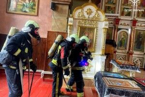 На Волині рятувальники  вчились гасити пожежу в храмі