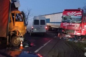 Смертельна ДТП: зіткнулись чотири вантажівки