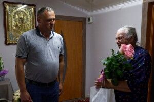 На Волині замість загиблого сина-Героя троянди мамі вручили представники влади