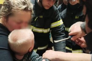 Луцькі рятувальники вивільнили з металевої пастки руку малюка (Фото)