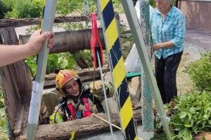У Рівному рятувальники допомогли жінці дістати з 20-метрового колодязя кошеня 