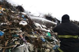 На Полтавщині понад добу горить сміттєзвалище