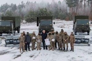 Щоб русня горіла в пеклі: Порошенко передав військовим три комплекси БПЛА «Poseidon»