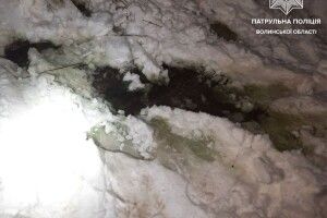 У Луцьку зловили водія, який зливав у канаву зелену рідину (Фото) 