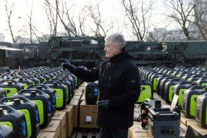 На фронті потрібне світло: Порошенко знову передав у війська 520 генераторів