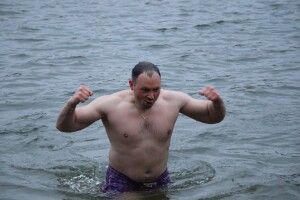 Волинські бійці занурились у зимове озеро на Водохреще (Фото)