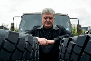 Місце русні з її «кинжалами» в пеклі: Порошенко везе на фронт нову партію техніки