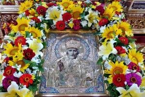 85-річна волинянка після операції на серці вирощує для церкви живі квіти (Фото)