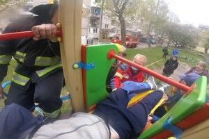 На Волині 16-річний парубок вирішив покататися на дитячій гірці і вивернув ногу (Фото)