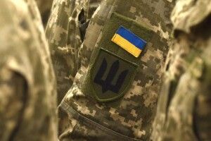 Війна і любов: Дівчині освідчився в коханні під автоматами (Відео)