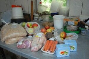 Вихованцям Рівненського зоопарку подарували величезну торбу гостинців