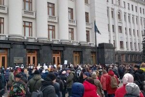 Під стінами Офісу президента борці із «аваковірусом» почубилися із поліцією (фото)