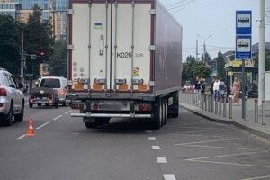 У Луцьку в BMW під час оформлення адмінпротоколу за ДТП в’їхала вантажівка