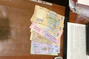 Посадовці міграційної служби Волині брали хабарі за  оформлення документів для виїзду за кордон
