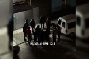 У Рівному 12 таксистів побили пасажира, який не заплатив за поїздку