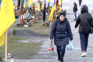 Батько загинув на війні, а мати покинула: у Львові жінка зі Слов’янська сама виховує п’ятьох онуків (Фото)