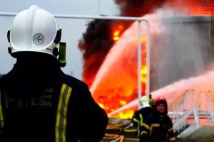 Пожежу на складі пального після обстрілу у Львові локілізували через 12 годин (Фото, відео)