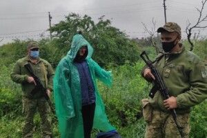 Чоловік під дощем ніс ікони в Росію: перехопили прикордонники (Фото)