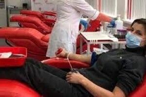 «Робимо кожен, хто що може». Марина Порошенко здала кров на потреби армії