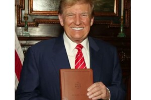 Дональд Трамп почав продавати... Біблії