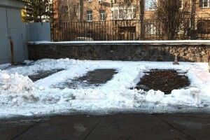 З-під будівлі Верховного Суду загадково зникли 68 автомобілів