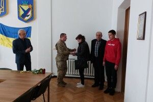 Родині безвісти зниклого Героя з Волині вручили його почесну нагороду