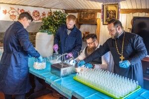 Не духом єдиним: священники виготовляють антисептики для медиків
