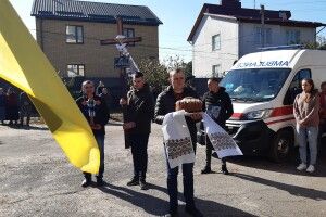 У Луцькому районі навколішки прощалися з молодим воїном (Фото, відео)