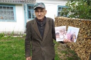Волинський письменник пише книжки від руки й чути нічого не хоче про інтернет